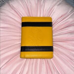 Harry Potter Hufflepuff House Emblem Passport and Card Holder - Yellow & Black
